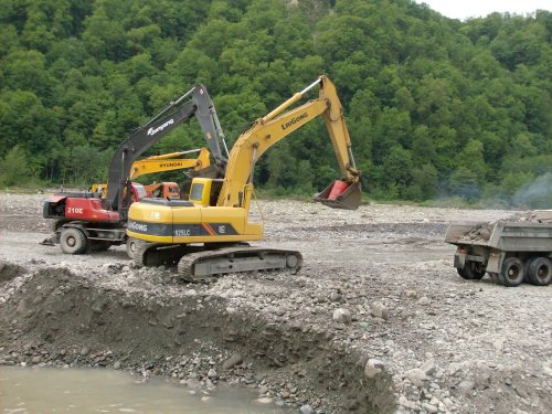 (2009.05.21) Незаконная добыча гравия в русле реки Шахе (г.Сочи)